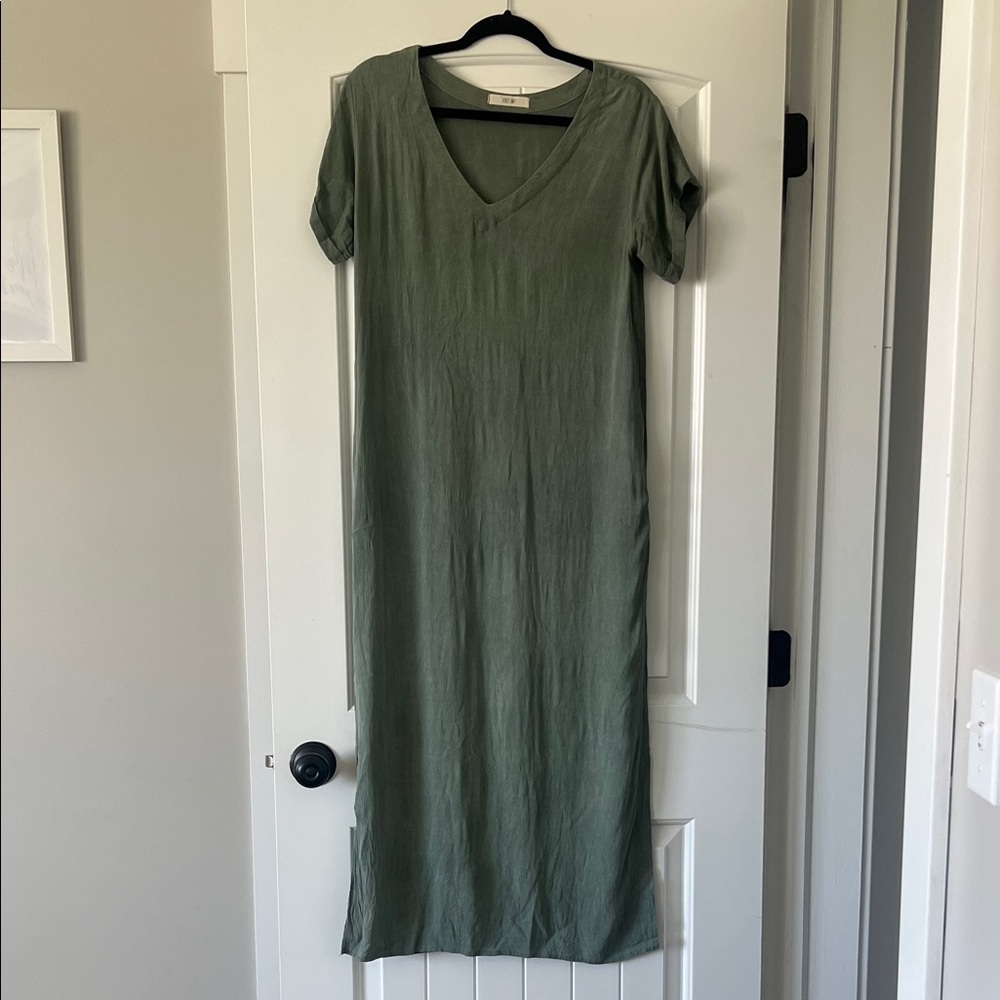 Elegant Sage V-Neck Maxi Dress